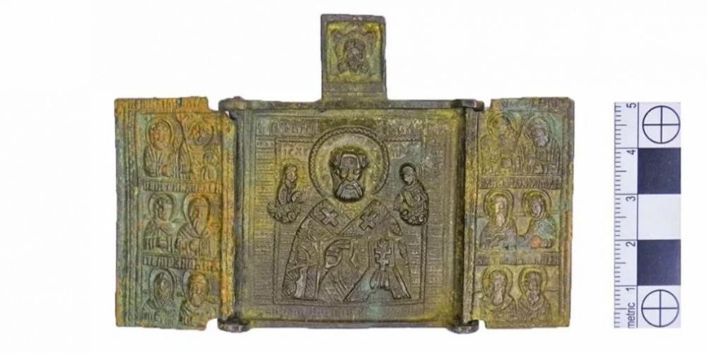 В ходе раскопок в центре Москвы нашли бронзовую икону-складень XVIII века